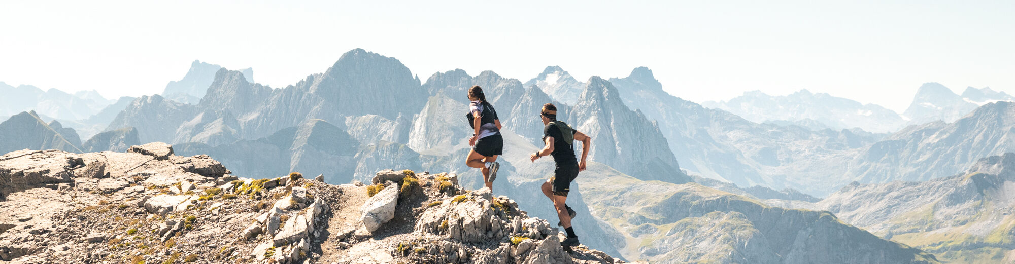 Zwei Trailrunner trainieren in der Berglandschaft von Lech