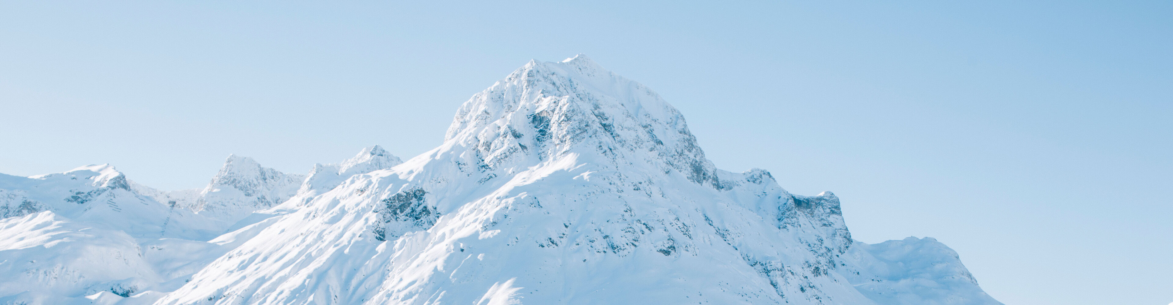 Blick auf das schneebedeckte Omeshorn bei traumhaften Wetter