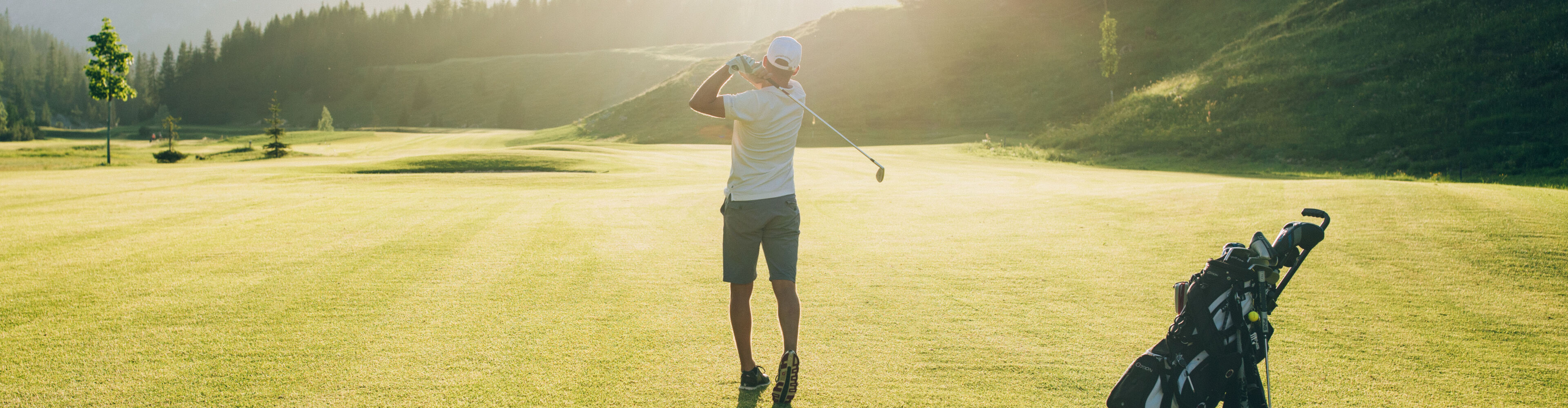 Golfer schlägt Golfball ab