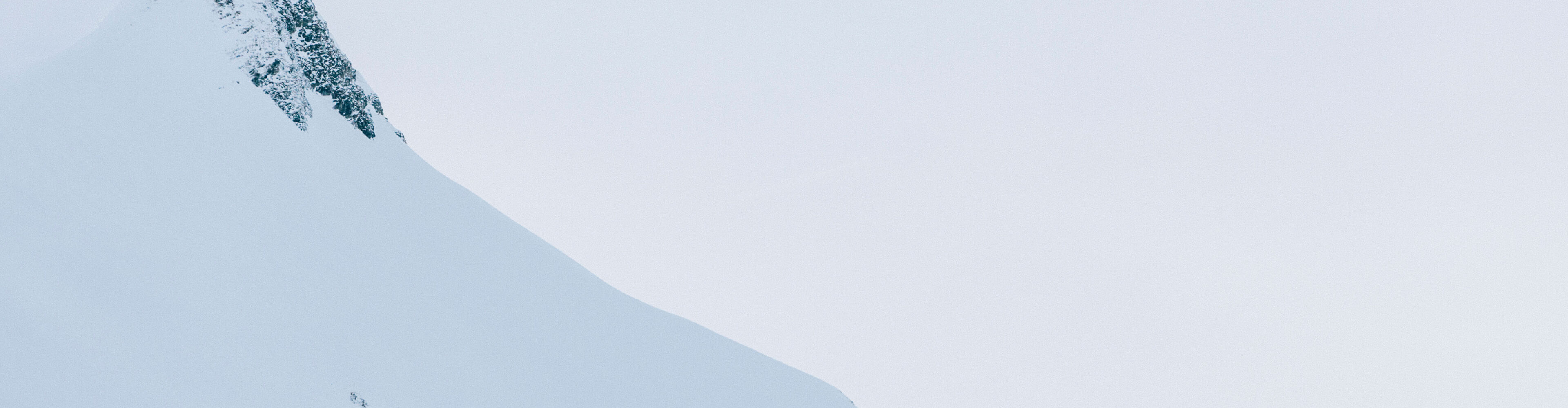 Blick auf einen schneebedeckten Berg