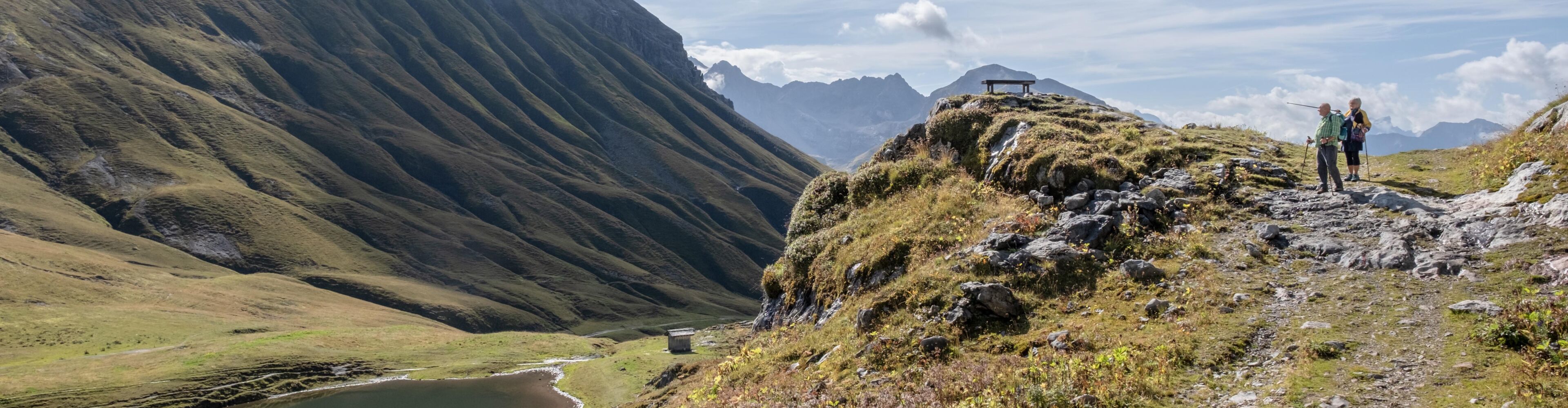 Wandern am Grünen Ring, vorbei unter dem Monzabonsee unterhalb der Rüfispitze