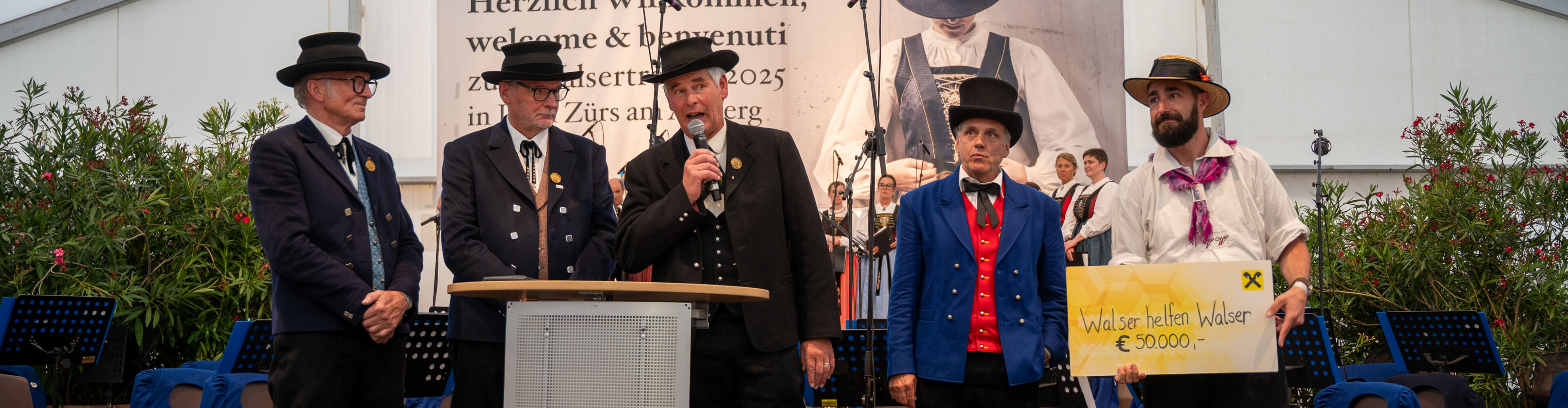 Scheckübergabe an die Gemeinde Blatten beim internationalen Walsertreffen