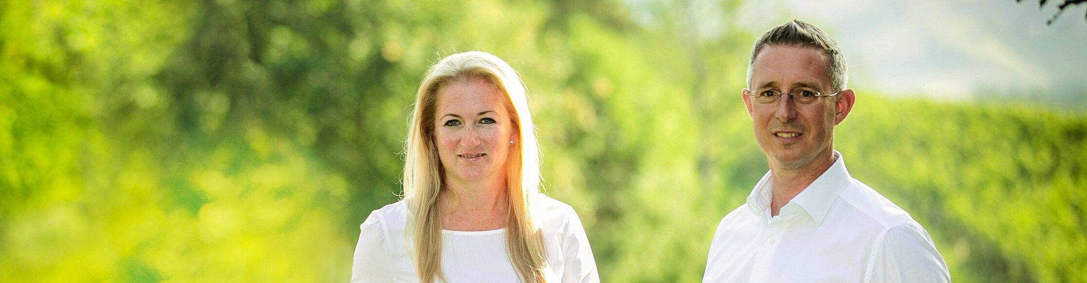 Erwin Sabathi mit seiner Frau in den Weinbergen