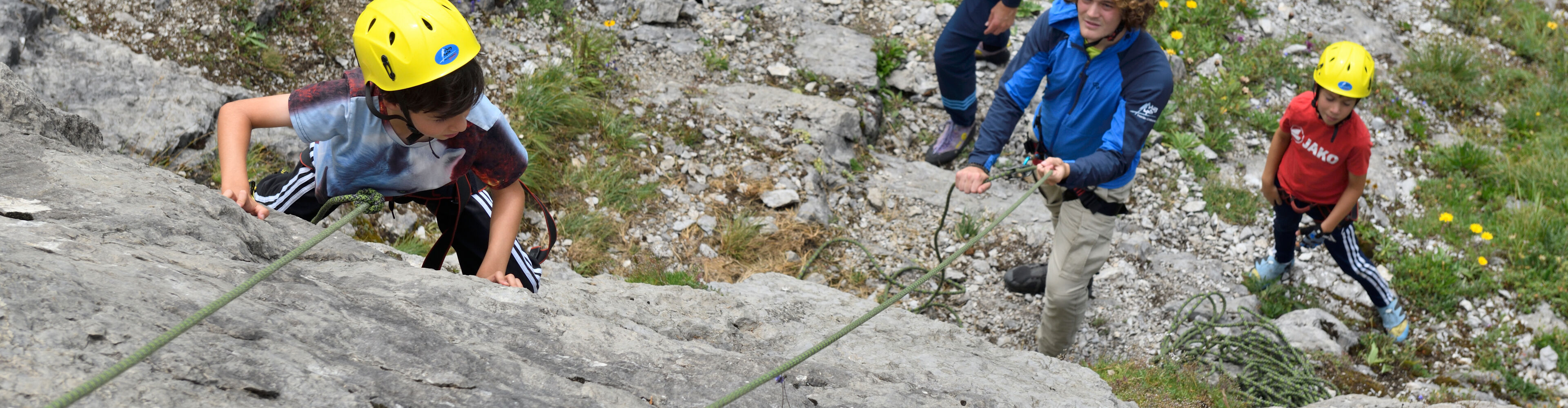 Kinder beim Klettern by Arlberg Alpin
