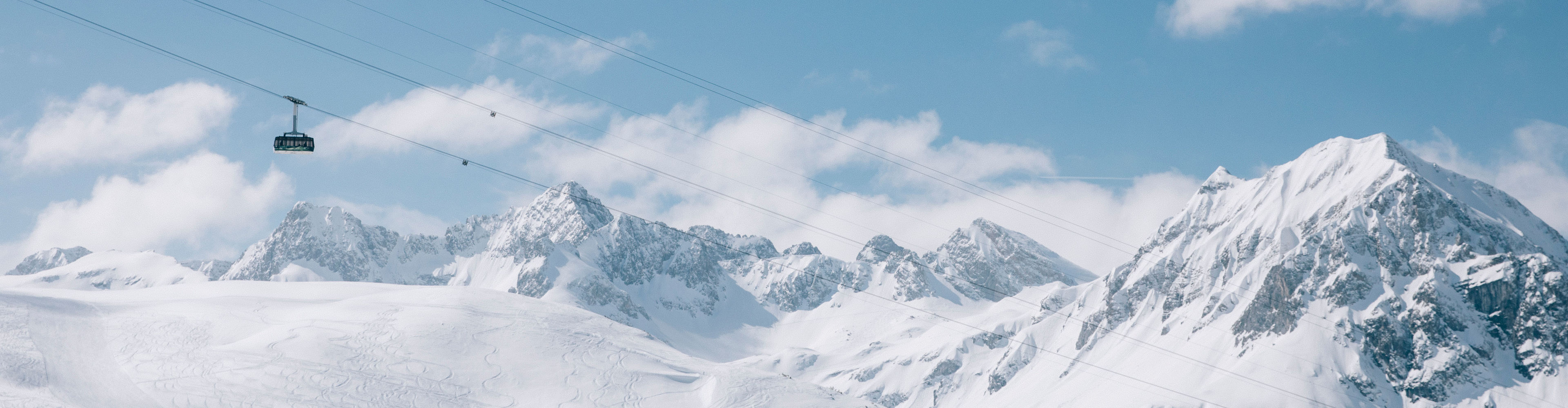 Panoramablick auf die verschneiten Berggipfel im Skigebiet am Arlberg