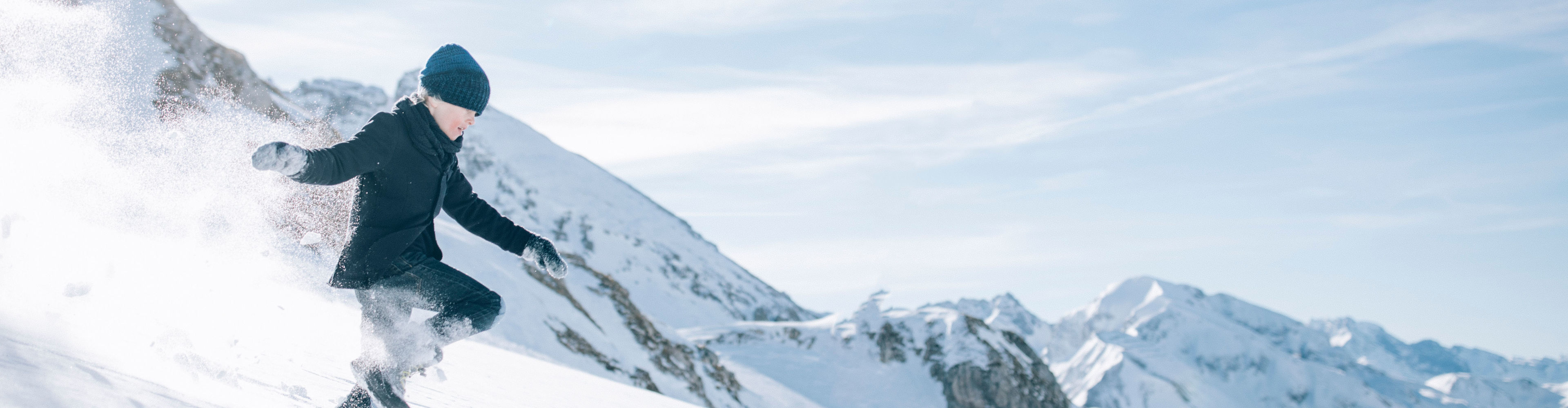 Kinder beim Winterwandern am Rüfikopf in Vorarlberg