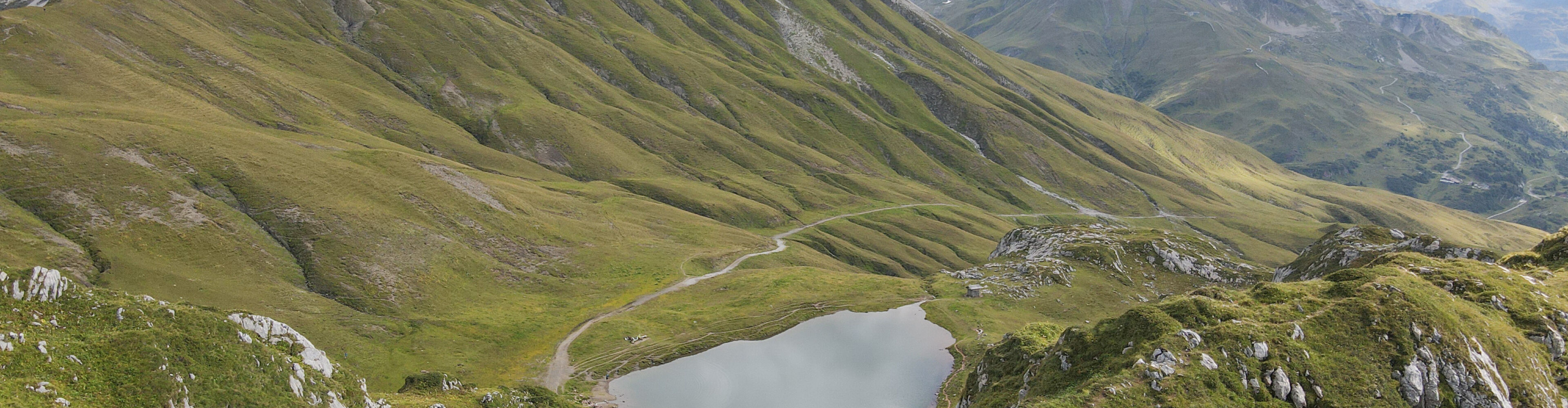 Monzabonsee und Rüfispitze vor einem wolkenverhangenen Hintergrund