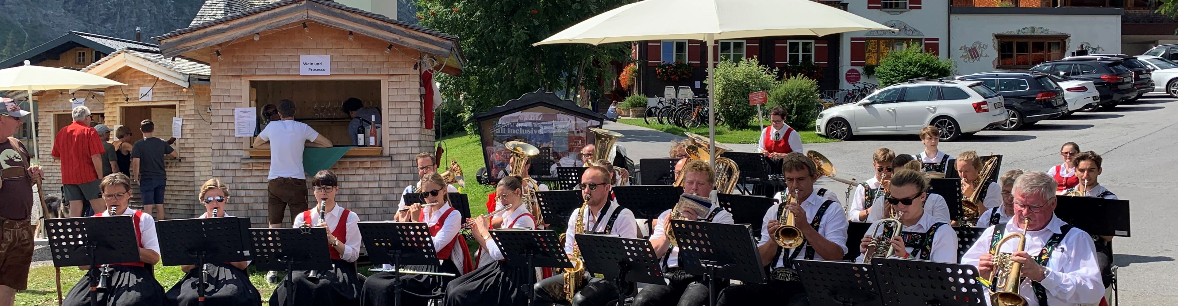 Die Trachtenkapelle Lech spielt bei strahlenden Sonnenschein beim Zuger Dorffest