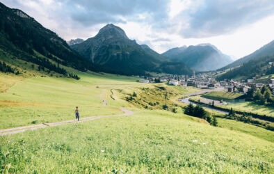 Laufen am Fl&Atilde;&frac14;henweg mit Blick auf das Omeshorn