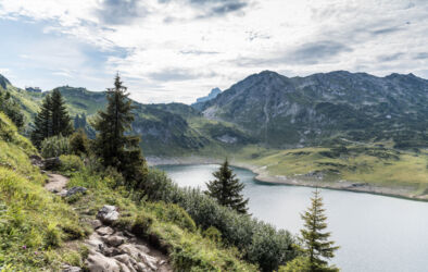 Felsensteig mit Blick Richtung Freiburger Hütte