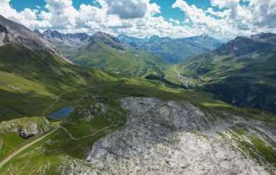 Weitblick nach Z&Atilde;&frac14;rs am Arlberg mit Monzabonsee im Vordergrund