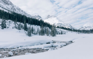 Wandern entlang des gefrorenen Lechs