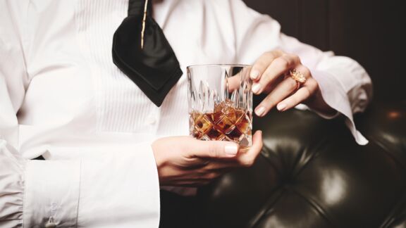 Zigarrenlounge mit Glas zum Trinken Zigarrenlounge mit Glas zum Trinken