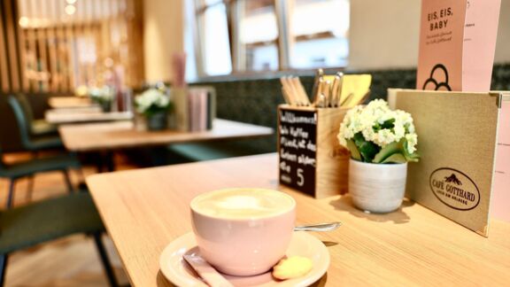 Kaffe geniessen im neu umgebauten Cafe Gotthard Kaffe geniessen im neu umgebauten Cafe Gotthard