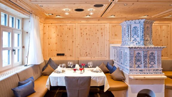 Fondue in der Zirben-Stube in der Krone von Lech