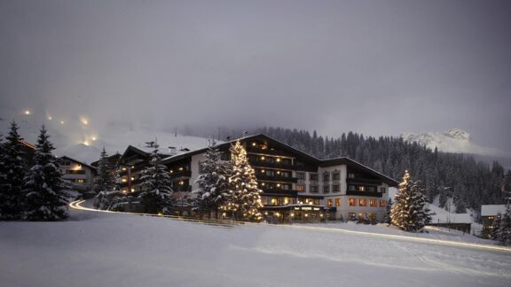 almhof_Fassade_Nacht_high-res_2016