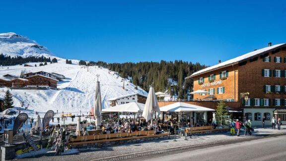 Hotel Krone in Lech im Winter mit Eisbar