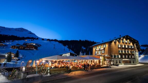 Krone Eisbar in Lech am Abend