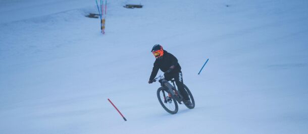 Radrennfahrer im Winter