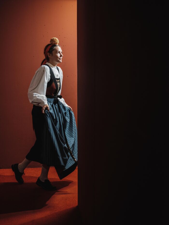 Frau in traditioneller Walser Tracht mit Bluse, Mieder Schürze und Kröneli
