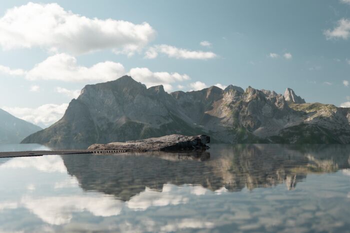 Frau auf Felsen in einem spiegelnden Bergsee vor schroffem Alpenpanorama.