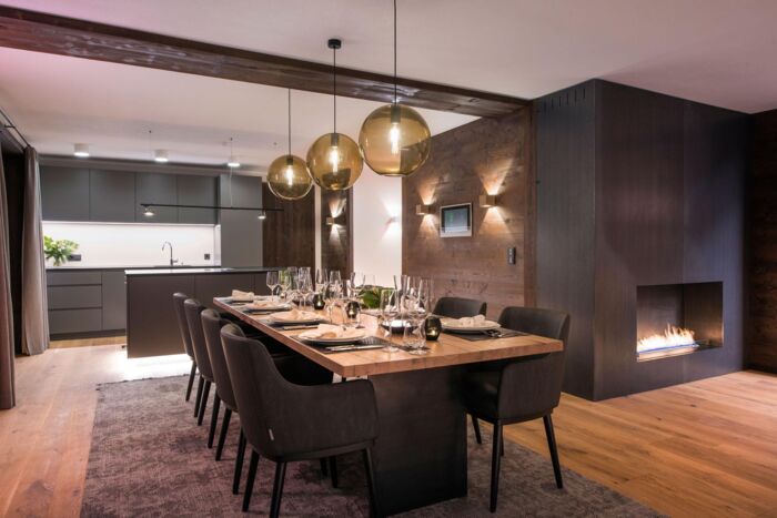 nidus_chalet_lech_residence3_Esstisch_Kueche_Kamin