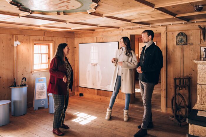 zwei Personen hören gespannt bei der Führung durchs Lechmuseum zu, wo sie Geschichte hautnah erleben