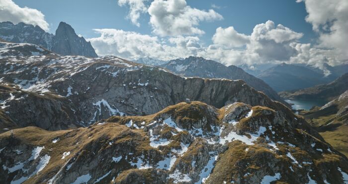 Leicht angeschneite Berglandschaft