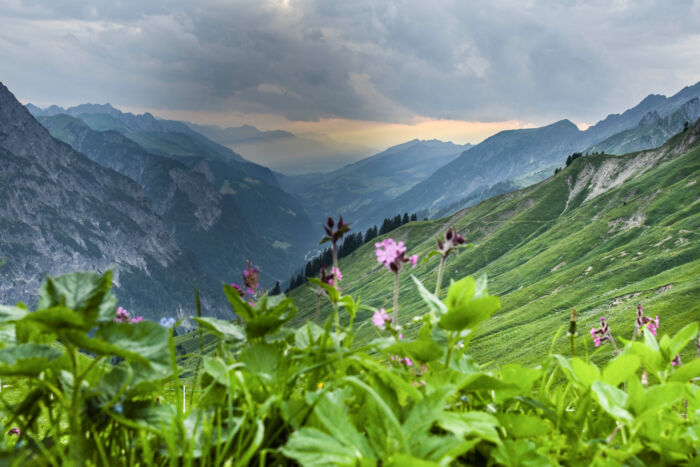 Dunkle Wolken im Gebrige als Vorboten für einen Wetterumschwung 