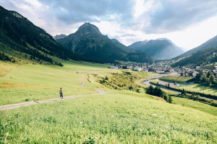 Laufen am FlÃ¼henweg mit Blick auf das Omeshorn