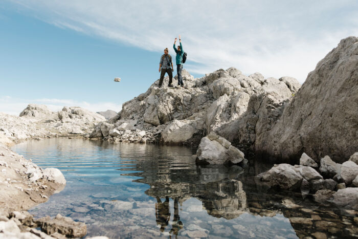 Arlberg Trail: Two people standing by a mountain lake - Arlberg_Marketing_Arlbergtrail_2020_LZTG_by_DIE_WEST_WEB (91)
