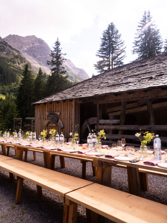 Gedeckte Festtafel bei der Zuger Säge im Zugertal