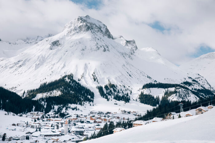 Verschneites Lech: Der Charme des Dorfes entfaltet sich besonders im Winter unter einer sanften Schneedecke - Landschaft_LZTG_by_Daniel_Zangerl_web_ (4)
