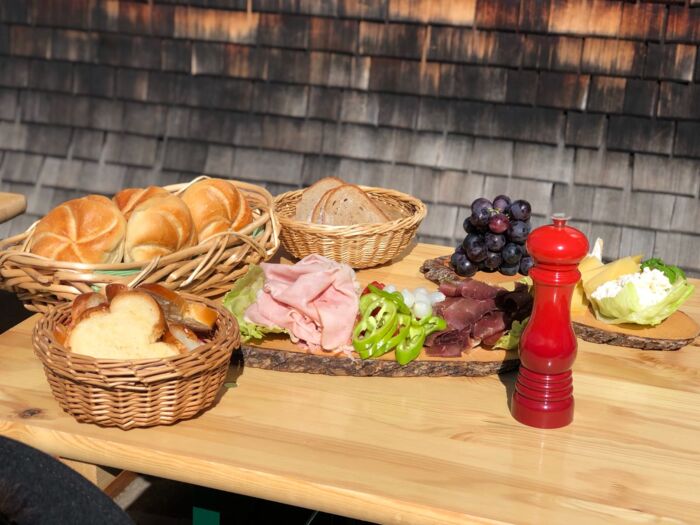 Deftige Brotzeit auf der Kaltenberghütte