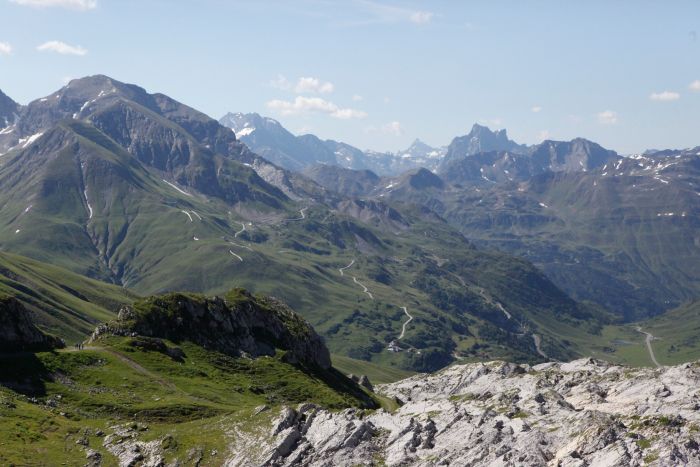 Blick über den Geoweg am Rüfikopf mit weitläufigem Bergpanorama