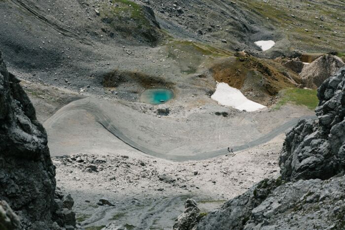 Der Weg gibt hier und da Tiefblicke ins Tal.