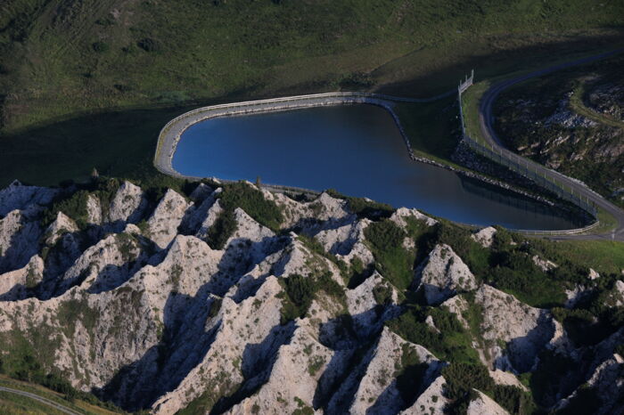 Blick auf den Krieger Speichersee, davor erstrecken sich die Gipslöcher im grau-grünen Farbenspiel