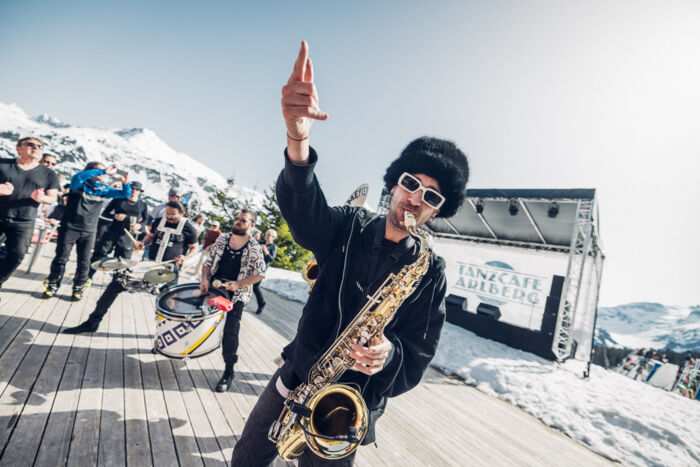 tanzcafe-arlberg-music-festival-schnee-sonne