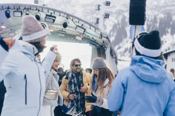 Tanzende Partybesucher beim Winteropening