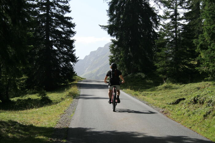 Radfahrer fährt mit  dem Rad ins Zugertal