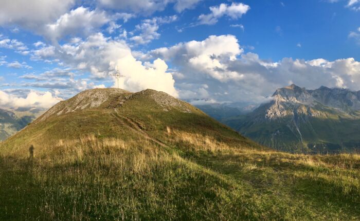 Kriegerhorn with its summit cross at an altitude of 2.173 m