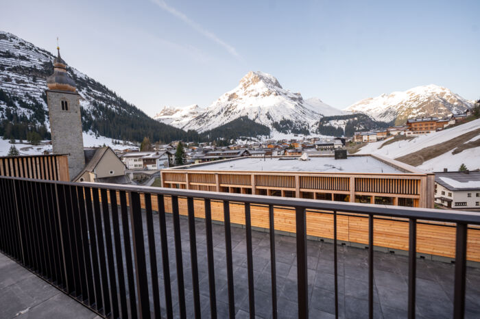 dachterrasse-lechwelten-2024-winter-lech-zuers-vorarlberg