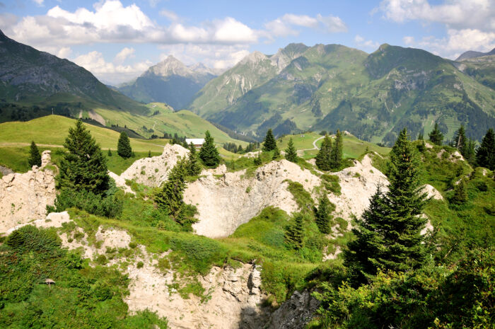 Blick auf die Gipslöcher in Oberlech, vor der herrlichen Bergkulisse