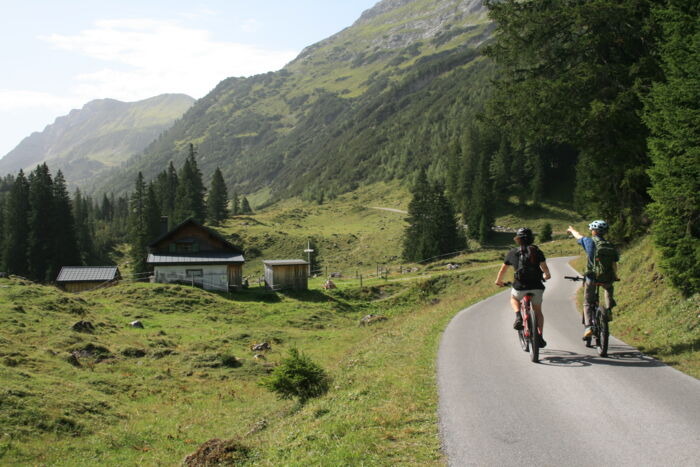 Zwei Radfahrer fahren ins Zugertal