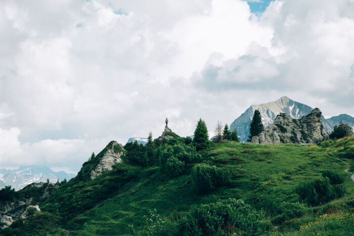 Blick auf die steinigen Gipslöcher im Hintergrund sieht man das Bergpanorama