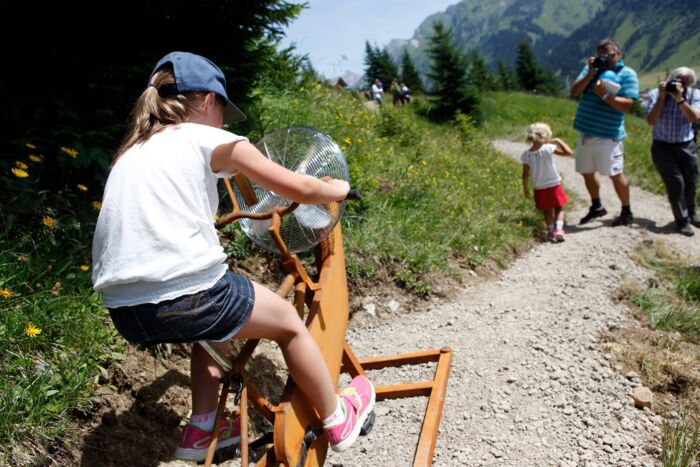 Ein Mädchen testet eine Station (befestigtes Fahrrad) am Grünen Rätsel-Ring