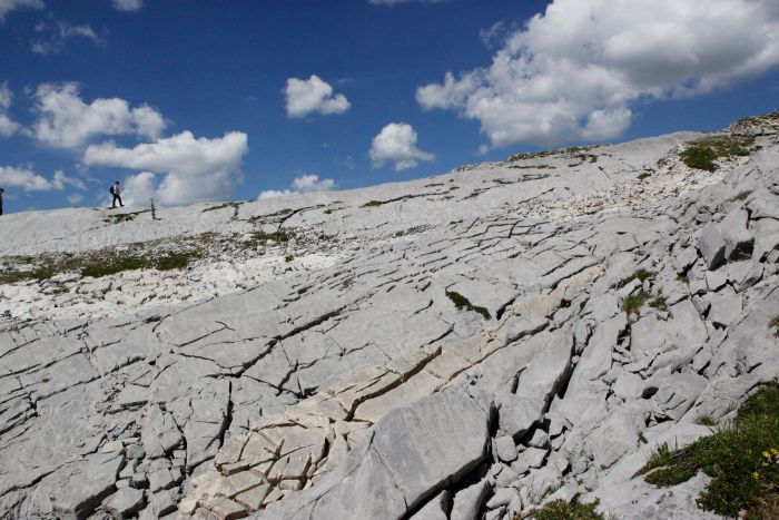 Schroffer Felsen durch welchen sich ein Steig zieht