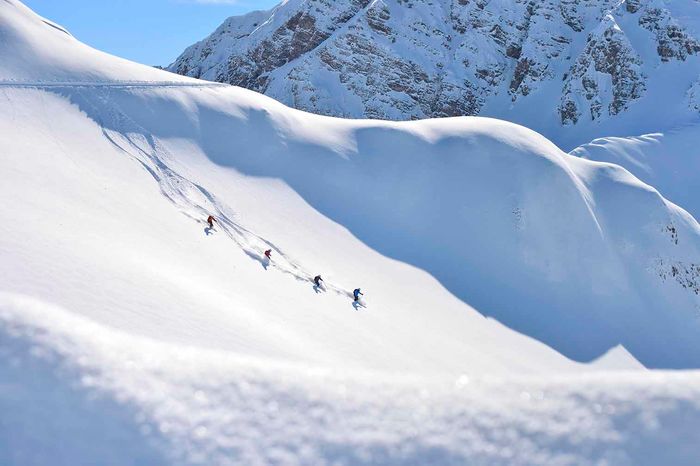 Die Skischule von Lech Zürs meistert gemeinsam die Tiefschneehänge