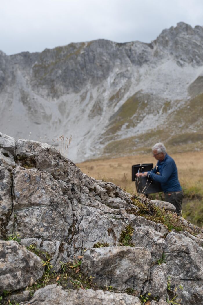 Ein Wanderer öffnet den Postkasten am Fuße des Madloch-Gletscher