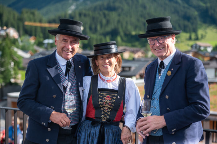 Drei Walser in traditioneller Tracht auf der Dachterrasse der Lechwelten